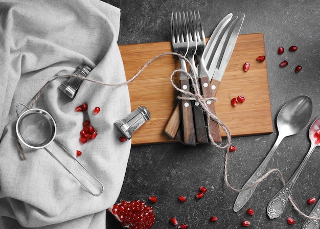 Zestaw produktów kuchennych i talerz